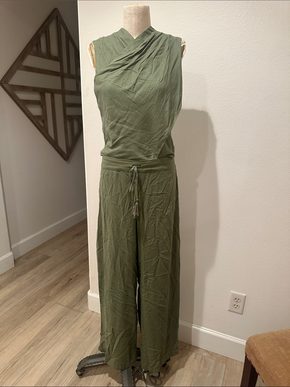 NWOT OLIVE GREEN HOUSE OF HARLOW TOP AND MATCHING BOTTOM